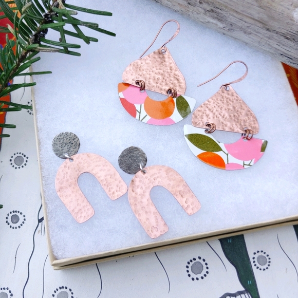 🛑SOLD🛑Retro Spring Vintage Tin Earrings - Picture 5 of 6